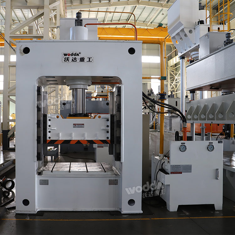 150噸框架式液壓機(jī)車間實(shí)物圖 150噸框架式液壓機(jī)車間實(shí)物圖