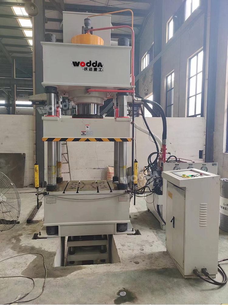 400噸四柱液壓機(jī)客戶現(xiàn)場