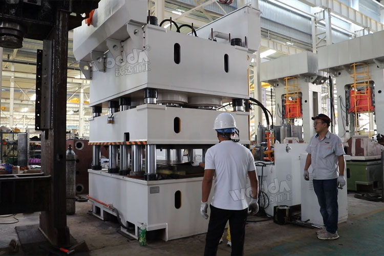 2400噸鋼木門(mén)壓花機(jī)試機(jī)