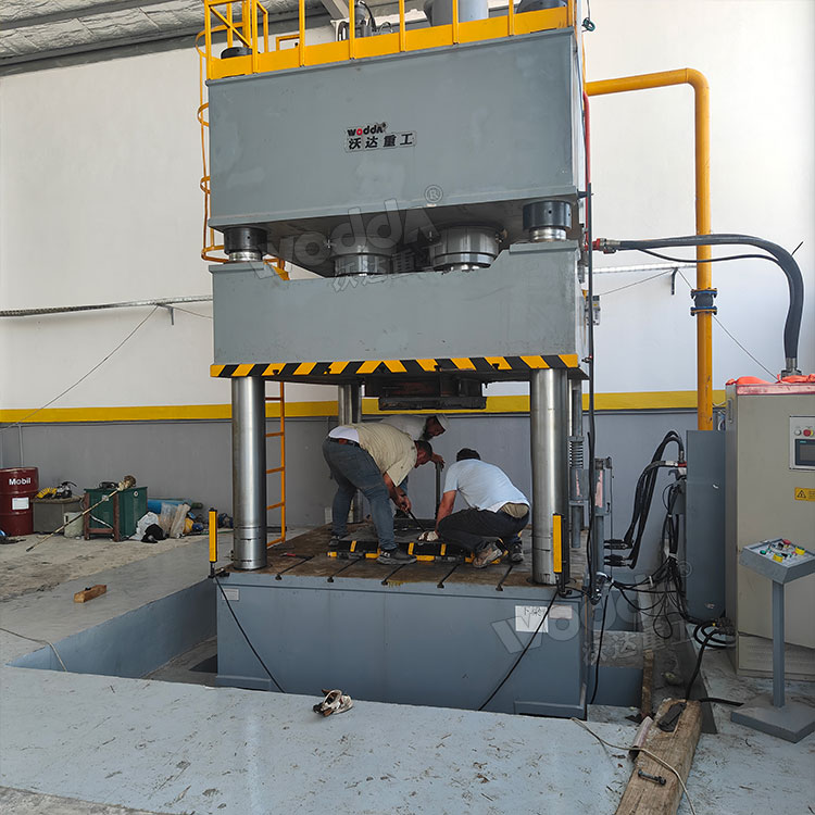 1000噸四柱液壓機(jī)現(xiàn)場(chǎng) 1000噸四柱液壓機(jī)現(xiàn)場(chǎng)