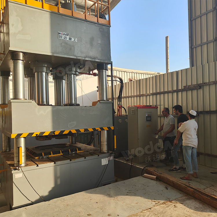 1000噸四柱液壓機(jī)沖壓牽引座座板現(xiàn)場(chǎng) 1000噸四柱液壓機(jī)沖壓牽引座座板現(xiàn)場(chǎng)