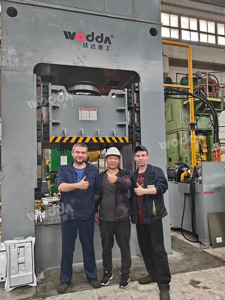 630噸汽車(chē)配件成型液壓機(jī)客戶現(xiàn)場(chǎng)