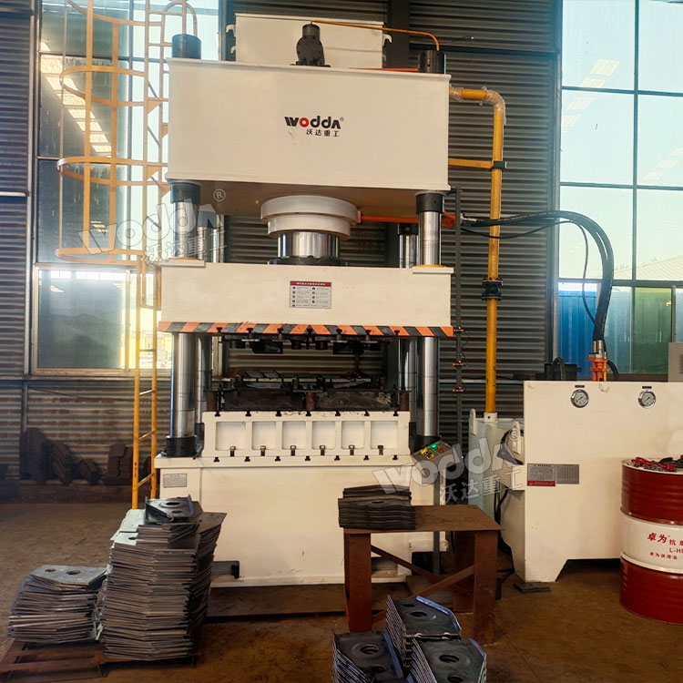 500噸掛車懸架支架沖壓液壓機(jī)現(xiàn)場 500噸掛車懸架支架沖壓液壓機(jī)現(xiàn)場