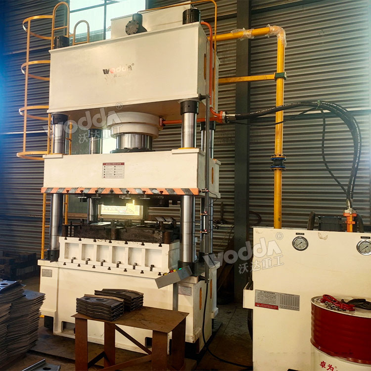 500噸三梁四柱液壓機(jī) 500噸三梁四柱液壓機(jī)