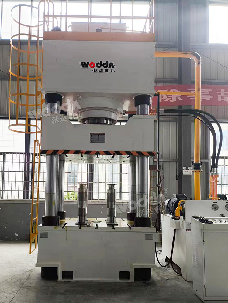 1000噸下頂缸拉伸液壓機(jī)現(xiàn)場 1000噸下頂缸拉伸液壓機(jī)現(xiàn)場