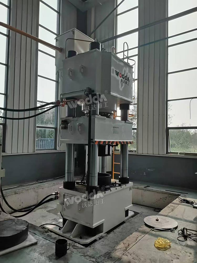 1000噸伺服四柱液壓機(jī) 1000噸伺服四柱液壓機(jī)