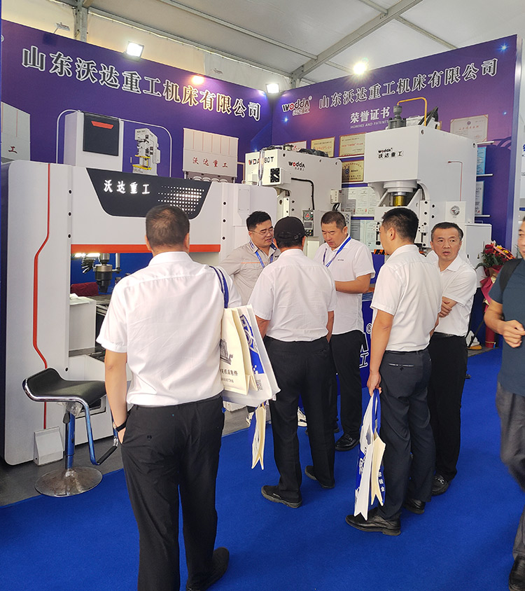 展會現(xiàn)場與嘉賓交流探討 展會現(xiàn)場與嘉賓交流探討