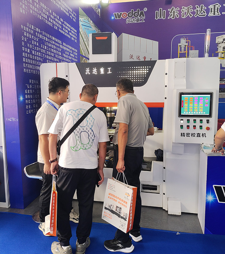 展會現(xiàn)場與嘉賓交流 展會現(xiàn)場與嘉賓交流