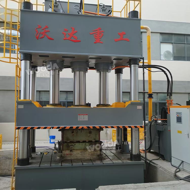 1000噸三梁四柱液壓機(jī) 1000噸三梁四柱液壓機(jī)