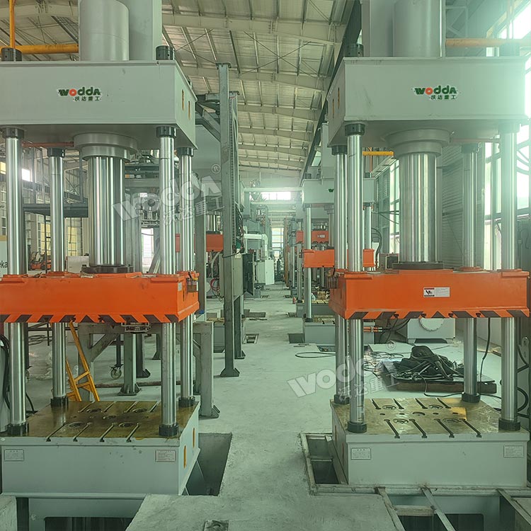 200噸石墨粉末(壓柱)成型液壓機安裝 200噸石墨粉末(壓柱)成型液壓機安裝