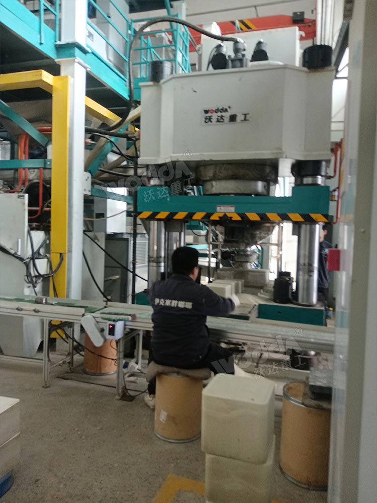 800噸鹽磚機(jī)客戶車間現(xiàn)場 800噸鹽磚機(jī)客戶車間現(xiàn)場