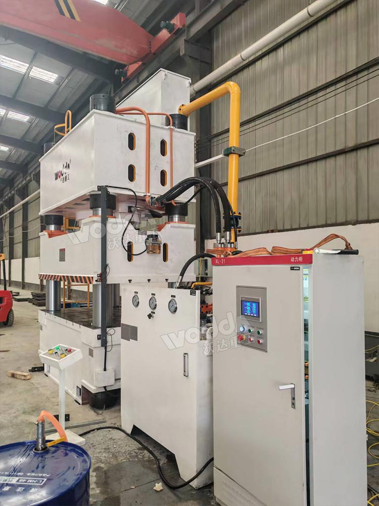 1000噸三梁四柱液壓機(jī)安裝完成 1000噸三梁四柱液壓機(jī)安裝完成