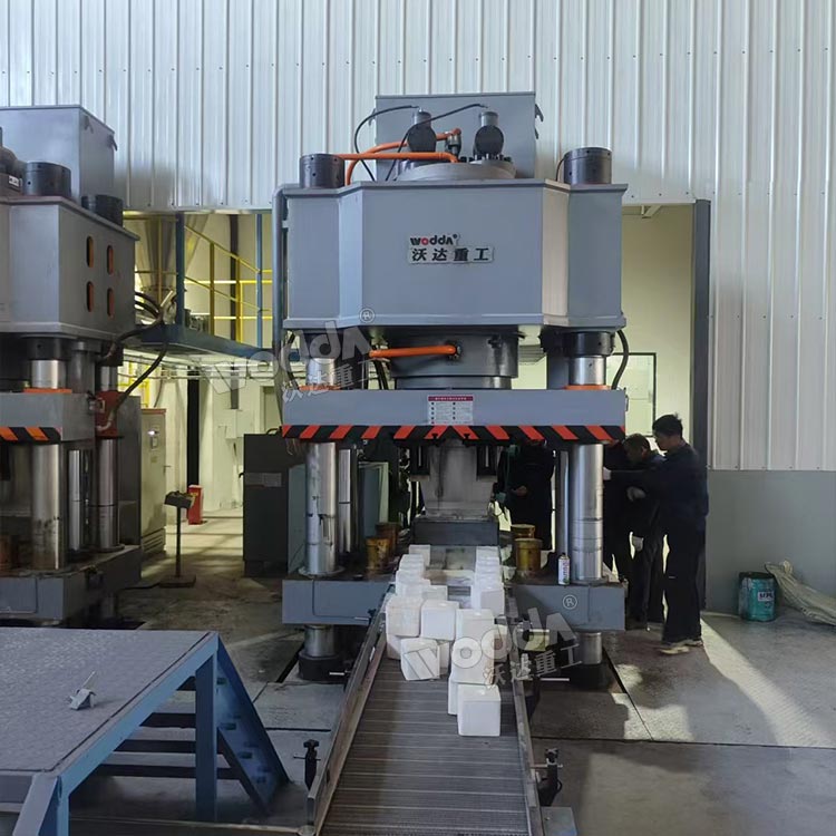 800噸牛羊舔磚液壓機(jī)現(xiàn)場 800噸牛羊舔磚液壓機(jī)現(xiàn)場