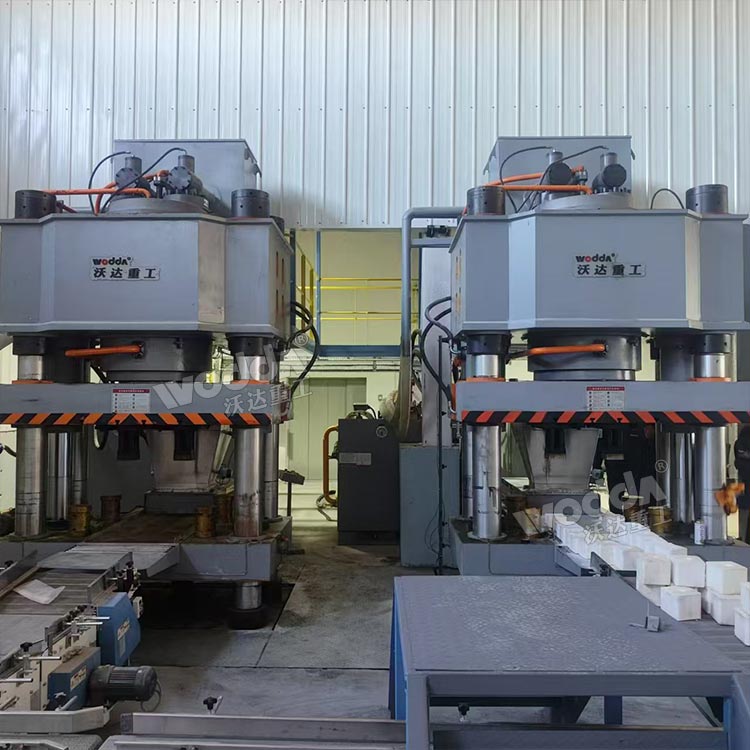 兩臺牛羊舔磚液壓機(jī)加工鹽磚 兩臺牛羊舔磚液壓機(jī)加工鹽磚