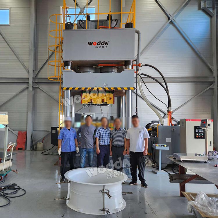 1000噸玻璃鋼冷卻塔風筒成型液壓機現(xiàn)場 1000噸玻璃鋼冷卻塔風筒成型液壓機現(xiàn)場