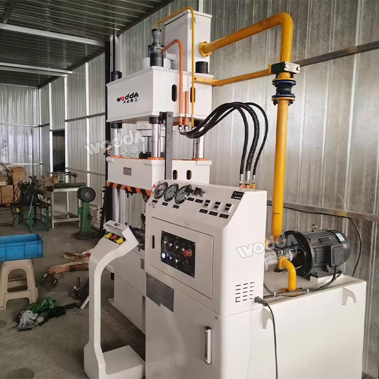 100噸三梁四柱液壓機(jī)現(xiàn)場 100噸三梁四柱液壓機(jī)現(xiàn)場