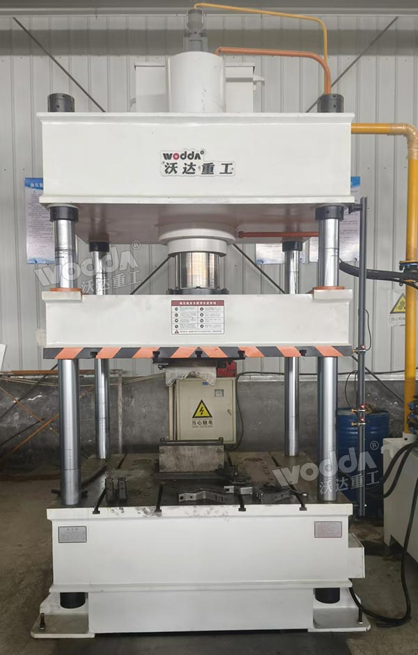 200噸三梁四柱液壓機(jī) 200噸三梁四柱液壓機(jī)