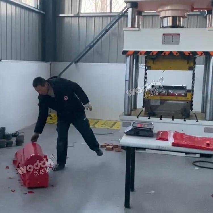 315噸電纜保護殼模壓液壓機現(xiàn)場 315噸電纜保護殼模壓液壓機現(xiàn)場