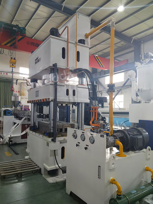 630噸四柱液壓機現(xiàn)場試機