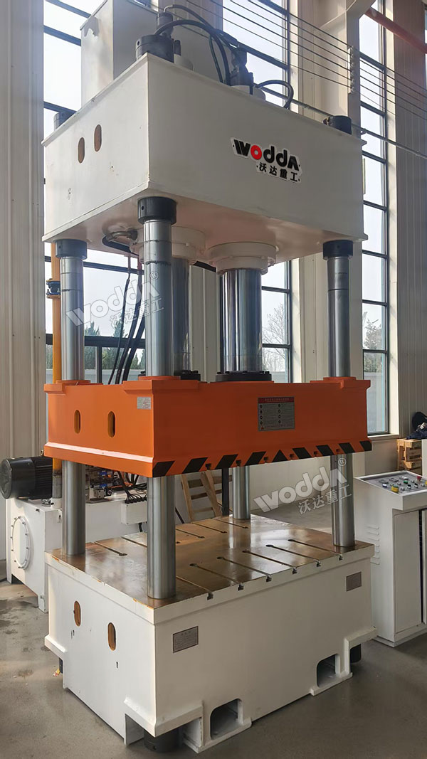 315噸汽車配件成型液壓機現(xiàn)場