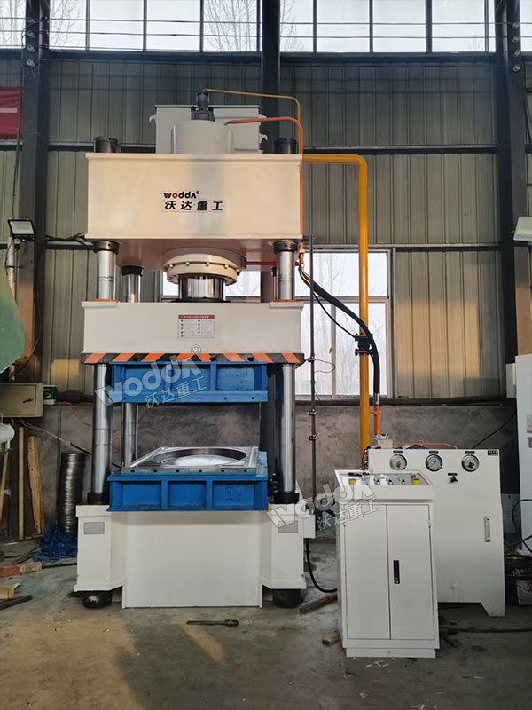 400噸不銹鋼水箱板液壓機試機 400噸不銹鋼水箱板液壓機試機