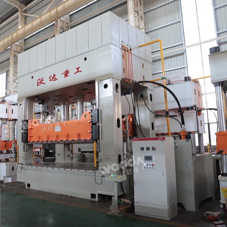 350噸框架式液壓機(jī)車間實物