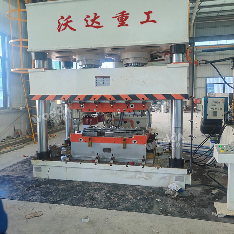 630噸樹(shù)脂仿古瓦成型液壓機(jī)