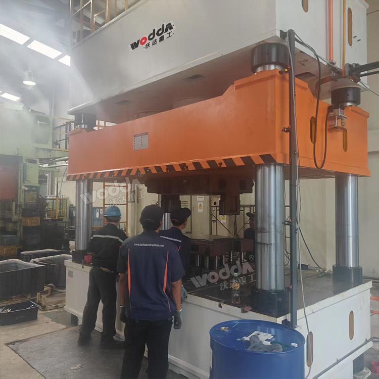 1000噸汽車變速箱油底殼拉伸液壓機(jī)試機(jī).jpg 1000噸汽車變速箱油底殼拉伸液壓機(jī)試機(jī).jpg