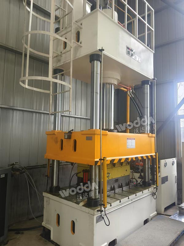 315噸復(fù)合材料成型液壓機(jī) 315噸復(fù)合材料成型液壓機(jī)