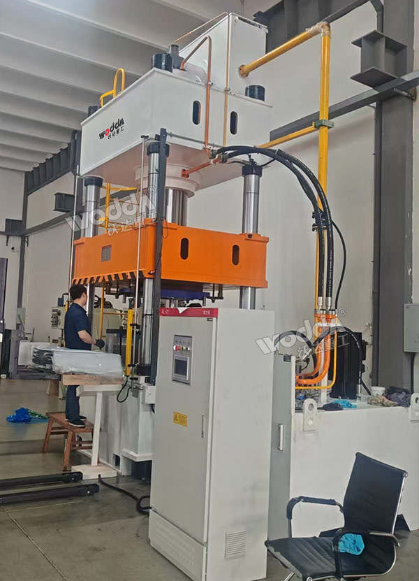 630噸汽車配件成型液壓機(jī) 630噸汽車配件成型液壓機(jī)