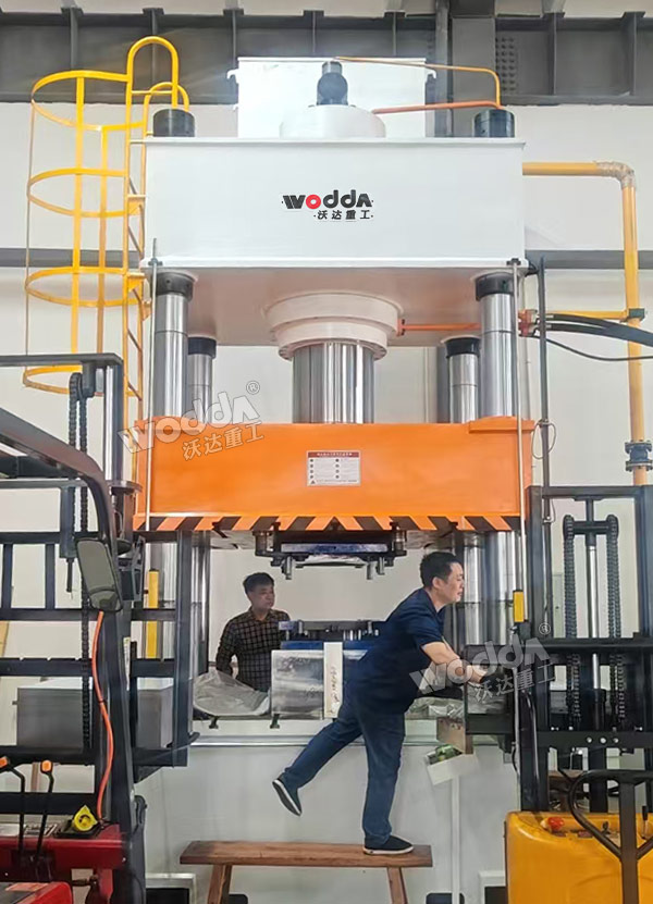 630噸汽車發(fā)動(dòng)機(jī)護(hù)板成型液壓機(jī) 630噸汽車發(fā)動(dòng)機(jī)護(hù)板成型液壓機(jī)