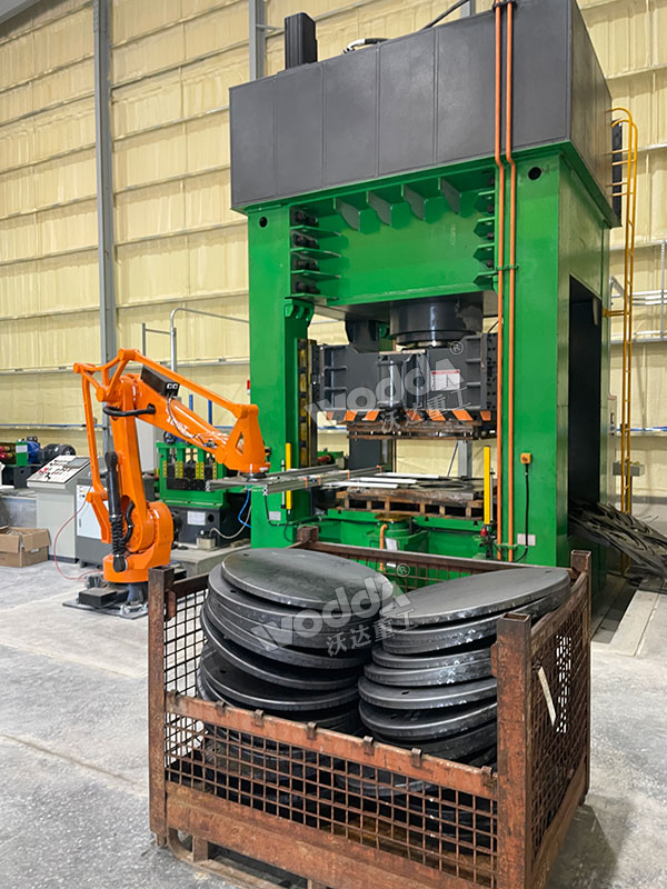 1000噸框架式液壓機沖壓海洋浮標現(xiàn)場 1000噸框架式液壓機沖壓海洋浮標現(xiàn)場