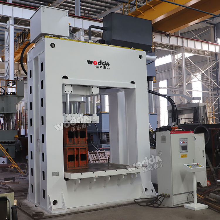 800噸龍門(mén)液壓機(jī)車(chē)間實(shí)物 800噸龍門(mén)液壓機(jī)車(chē)間實(shí)物