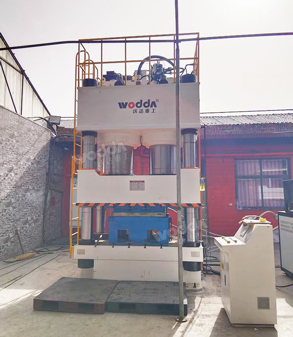 1600噸木屑托盤液壓機(jī)現(xiàn)場 1600噸木屑托盤液壓機(jī)現(xiàn)場