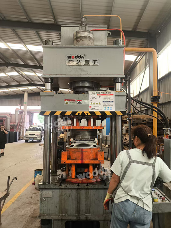 200噸封頭液壓機現(xiàn)場 200噸封頭液壓機現(xiàn)場