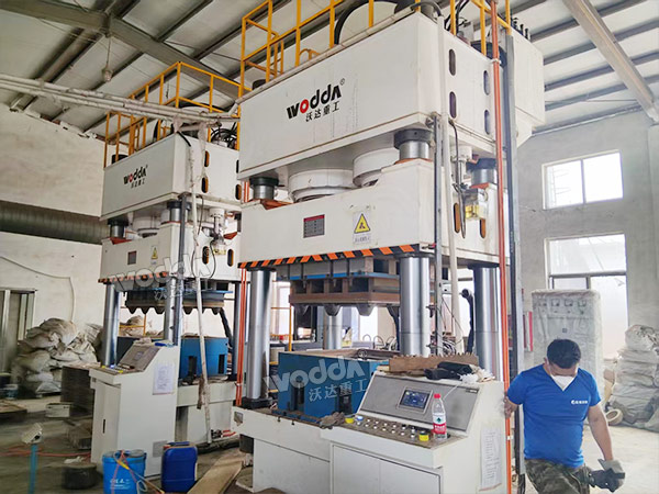 1600噸木屑托盤(pán)液壓機(jī)調(diào)試