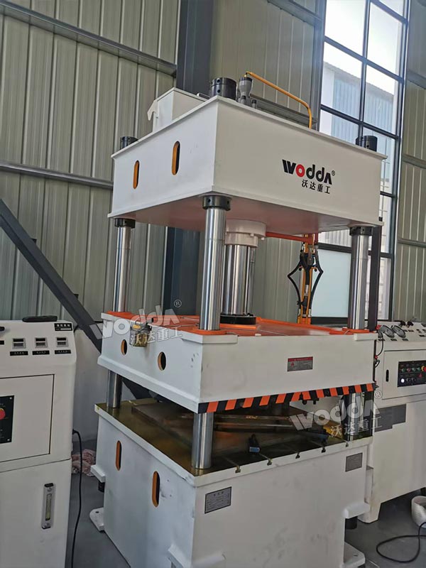 100噸四柱液壓機(jī)調(diào)試現(xiàn)場 100噸四柱液壓機(jī)調(diào)試現(xiàn)場