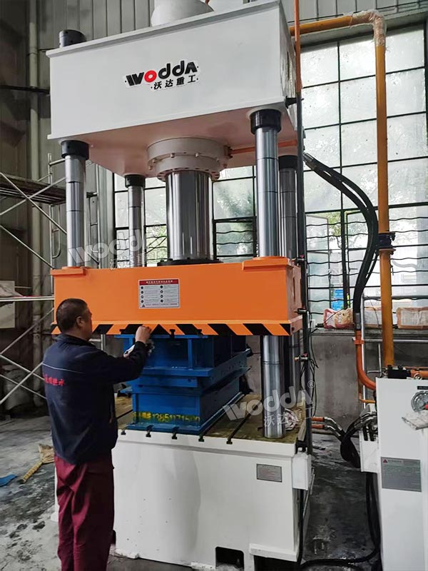 315噸不銹鋼水箱板液壓機(jī) 315噸不銹鋼水箱板液壓機(jī)