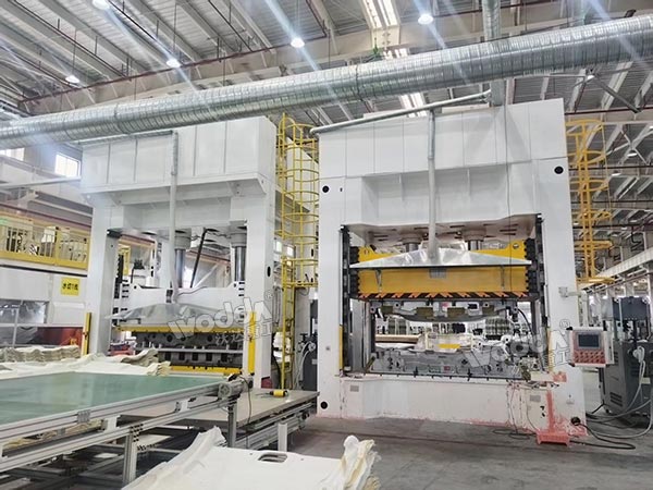 2臺(tái)汽車內(nèi)飾件成型液壓機(jī)