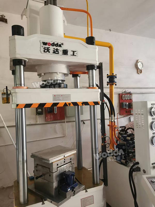 100噸四柱熱壓成型機(jī) 100噸四柱熱壓成型機(jī)