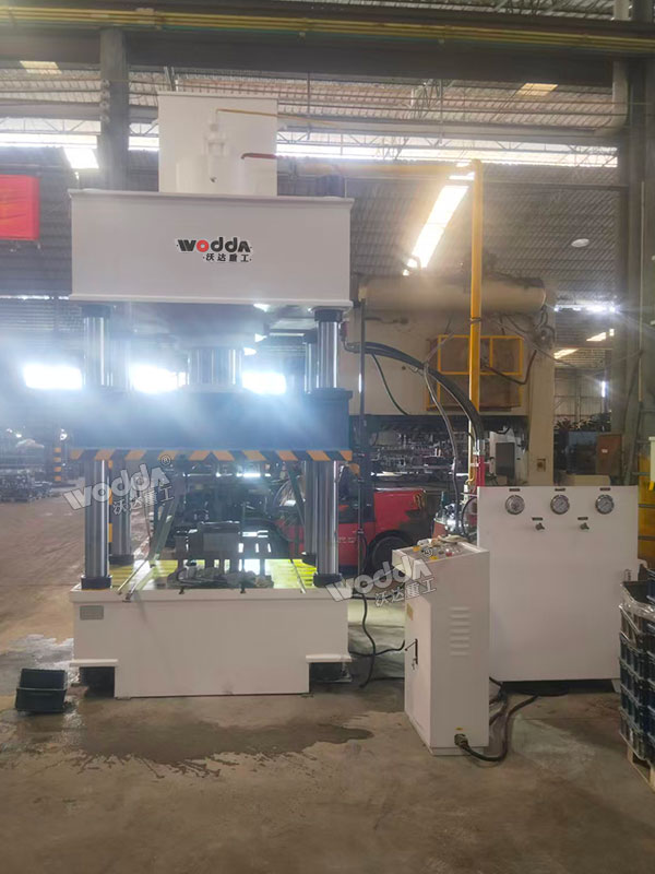 400噸汽車配件成型液壓機現(xiàn)場 400噸汽車配件成型液壓機現(xiàn)場