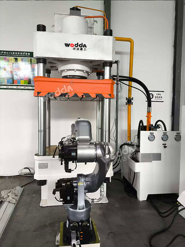 315噸四柱液壓機(jī)搭配機(jī)械手