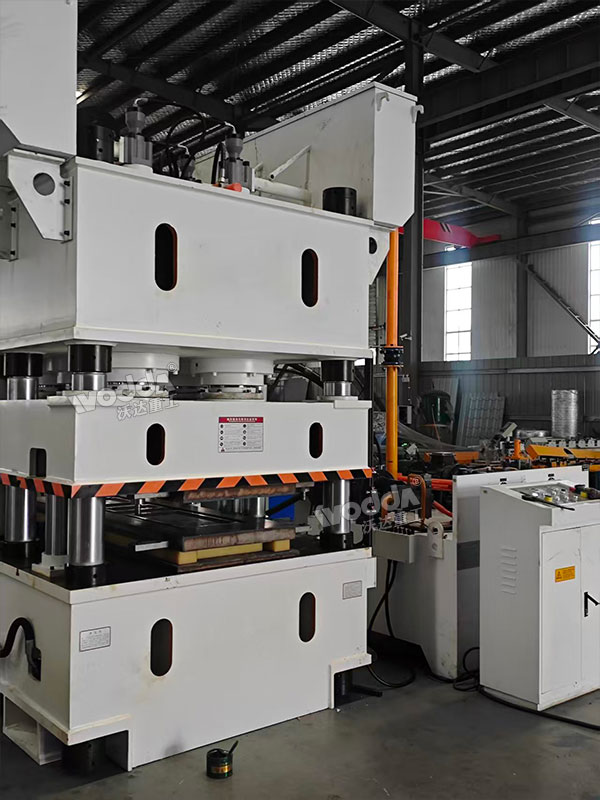 2400噸鋼木門壓花機