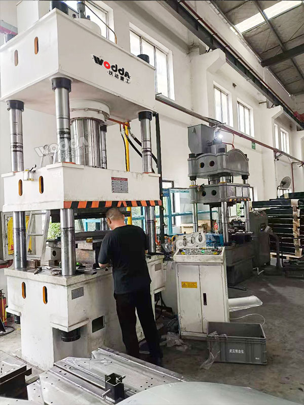 315噸四柱液壓機(jī)客戶(hù)現(xiàn)場(chǎng) 315噸四柱液壓機(jī)客戶(hù)現(xiàn)場(chǎng)