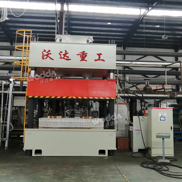 315噸四柱液壓機現(xiàn)場 315噸四柱液壓機現(xiàn)場