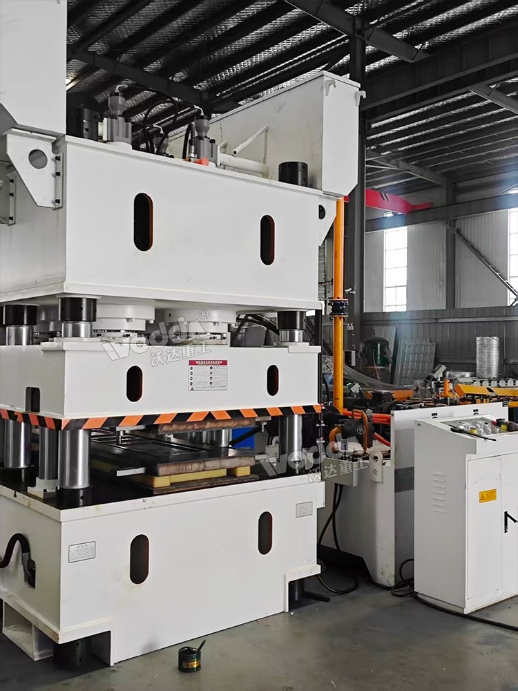 2400噸鋼木門(mén)壓花機(jī) 2400噸鋼木門(mén)壓花機(jī)