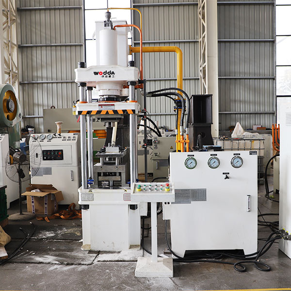 630噸四柱液壓機(jī)車間試機(jī) 630噸四柱液壓機(jī)車間試機(jī)