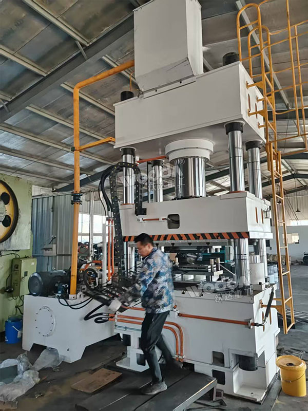 500噸四柱液壓機(jī)現(xiàn)場 500噸四柱液壓機(jī)現(xiàn)場