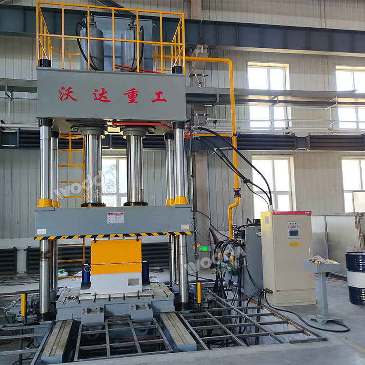 500噸防彈頭盔成型液壓機(jī)現(xiàn)場 500噸防彈頭盔成型液壓機(jī)現(xiàn)場