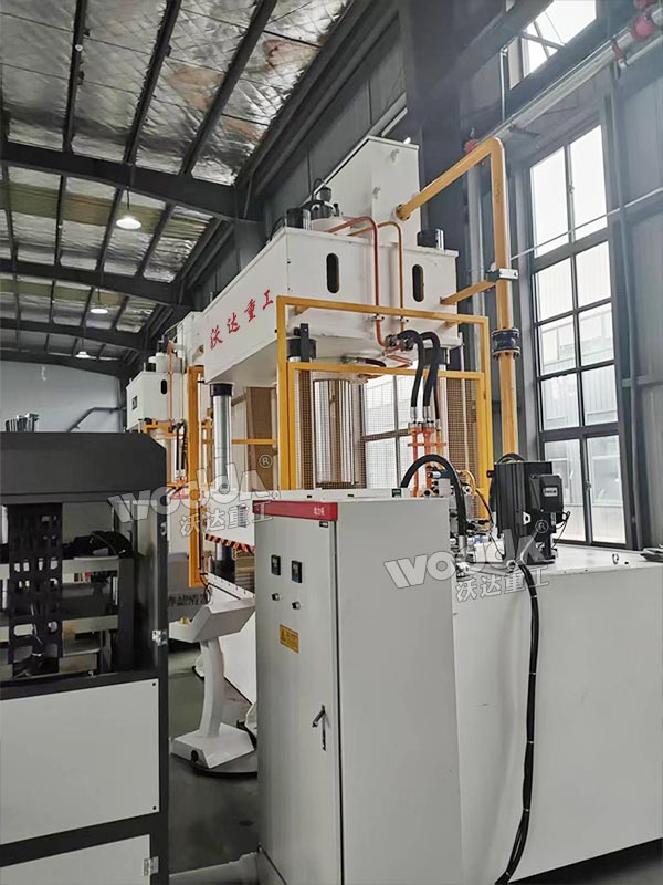 500噸四柱液壓機(jī)現(xiàn)場 500噸四柱液壓機(jī)現(xiàn)場